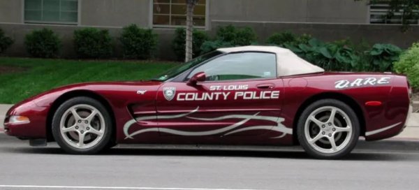 Голямо отклонение от C4, C5 обслужва няколко полицейски управления в цялата страна. Полицейската служба на Солт Лейк Сити, например, се сдобива с 50th Anniversary Corvette, след като първоначалният собственик е осъден за търговия с наркотици.

Полицията в Грийнвил добавя и Chevrolet Corvette Z06 от 2003 г. към своя автопарк през 2015 г., въпреки че C5-генерацията Z06 не е толкова бърза, колкото стандартната Corvette. Вместо 282 км/ч за Corvette с двигател LS1, Z06 с двигател LS6 осигурява 2765 км/ч.

C5 е първото приложение на GM за серийно производство на малкия блок LS, а C5 е последният автомобил за серийно производство с изскачащи фарове. Производството приключва през юли 2004 г.
